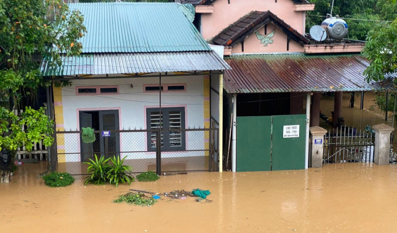 Công an tỉnh Quảng Ngãi căng mình giúp dân ứng phó mưa lũ lớn -0