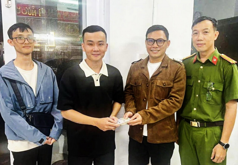 យុវជនពីរនាក់បានរកឃើញលុយ 50 លានដុង ហើយរាយការណ៍ទៅប៉ូលីសដើម្បីស្វែងរកអ្នកដែលទម្លាក់វាដើម្បីប្រគល់វាមកវិញ -0