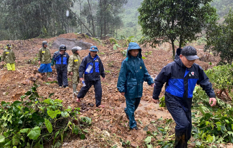 Da Nang: Sturzfluten und Erdrutsche zerstören Dutzende Häuser und verschütten Menschen -0