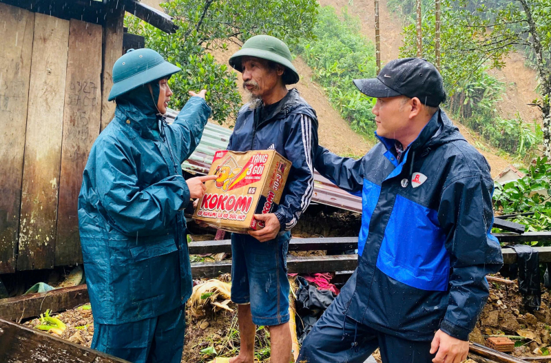 Da Nang: Sturzfluten und Erdrutsche zerstören Dutzende Häuser und verschütten Menschen -0