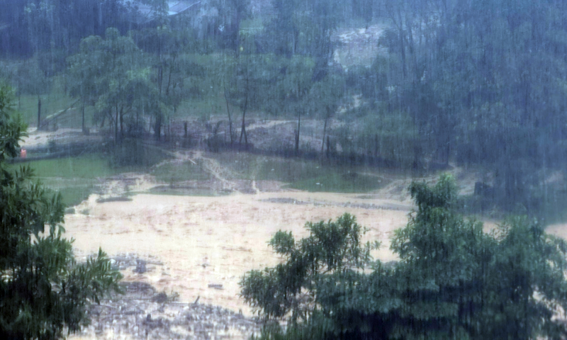 Da Nang: Sturzfluten und Erdrutsche zerstören Dutzende Häuser und verschütten Menschen -0