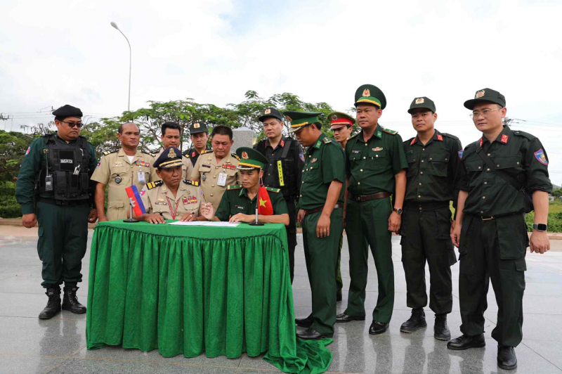 Thứ trưởng Nguyễn Văn Long hội đàm với Tổng cục trưởng Tổng cục Công an quốc gia, Bộ Nội vụ Campuchia -0