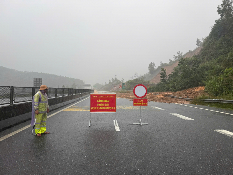 Phó Thủ tướng Trần Hồng Hà kiểm tra và chỉ đạo khắc phục sạt lở trên tuyến cao tốc La Sơn – Hòa Liên -0