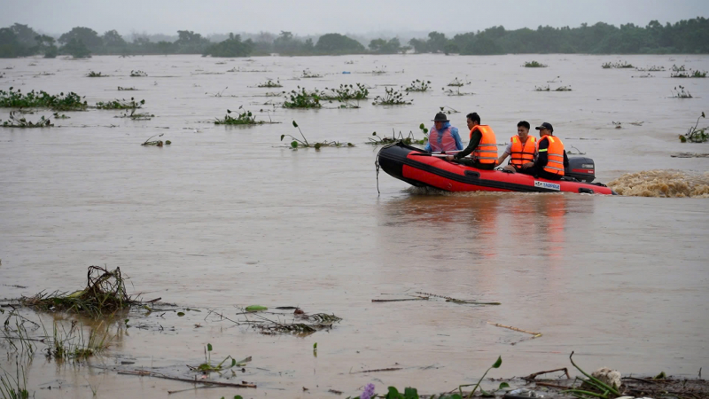 Công an Quảng Ngãi giải cứu nhiều người mắc kẹt trên sông Trà Khúc -0