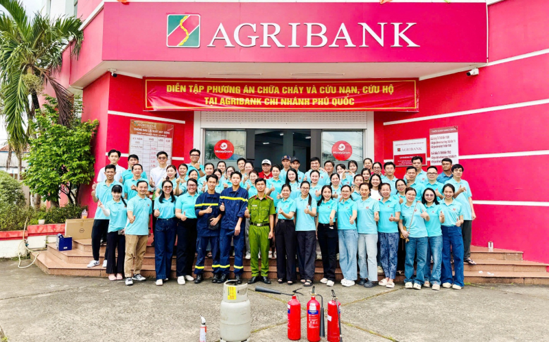 Agribank chi nhánh Phú Quốc tổ chức diễn tập PCCC năm 2025 -1