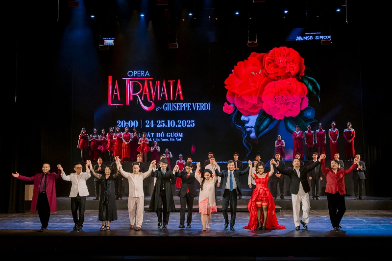 Khán giả Thủ đô “hòa mình” vào dòng chảy cảm xúc mãnh liệt của La Traviata -9