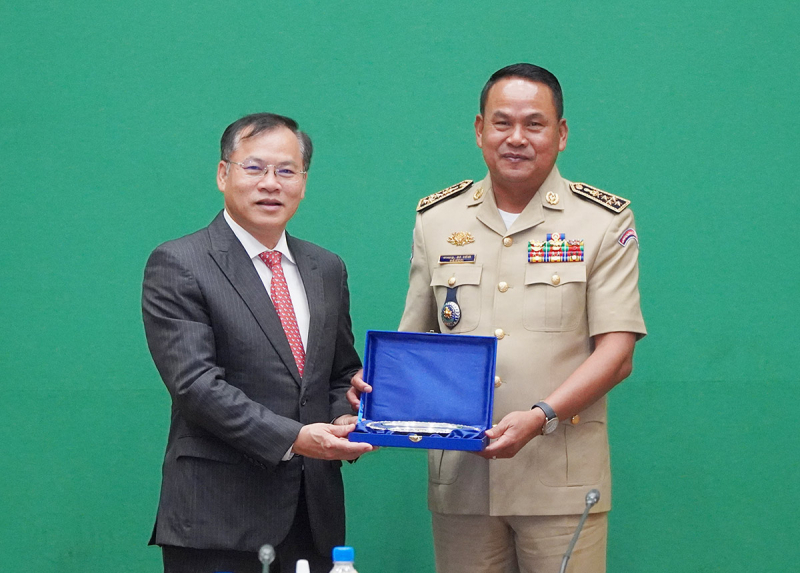 Thứ trưởng Nguyễn Văn Long hội đàm với Tổng cục trưởng Tổng cục Công an quốc gia, Bộ Nội vụ Vương quốc Campuchia -4