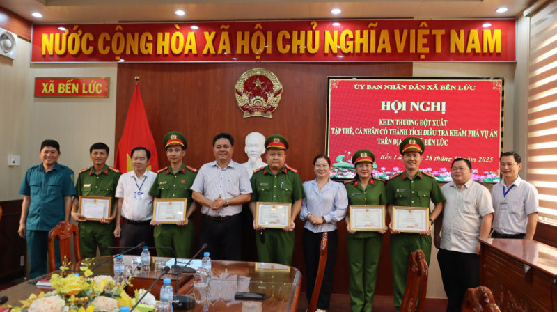 Sợ trộm, giấu 2,2 lượng vàng trên mái nhà cũng không an toàn -0