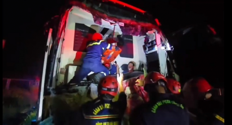 Xe khách gặp tai nạn trên cao tốc Đà Nẵng – Quảng Ngãi: Cảnh sát PCCC và CNCH xuyên đêm ứng cứu, 5 người thoát nạn -1
