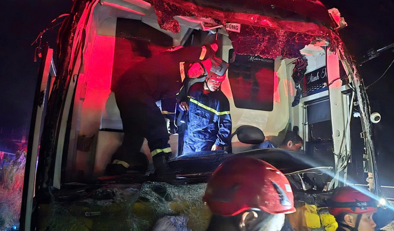 Xe khách gặp tai nạn trên cao tốc Đà Nẵng – Quảng Ngãi: Cảnh sát PCCC và CNCH xuyên đêm ứng cứu, 5 người thoát nạn -1