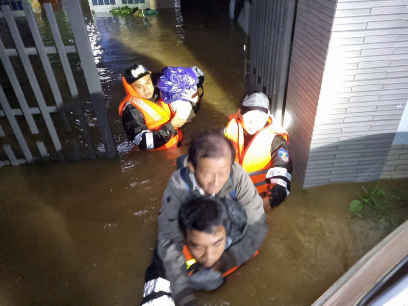 Đà Nẵng căng mình trong lũ, 6 người chết, 4 người mất tích, hàng chục nghìn hộ ngập sâu -0