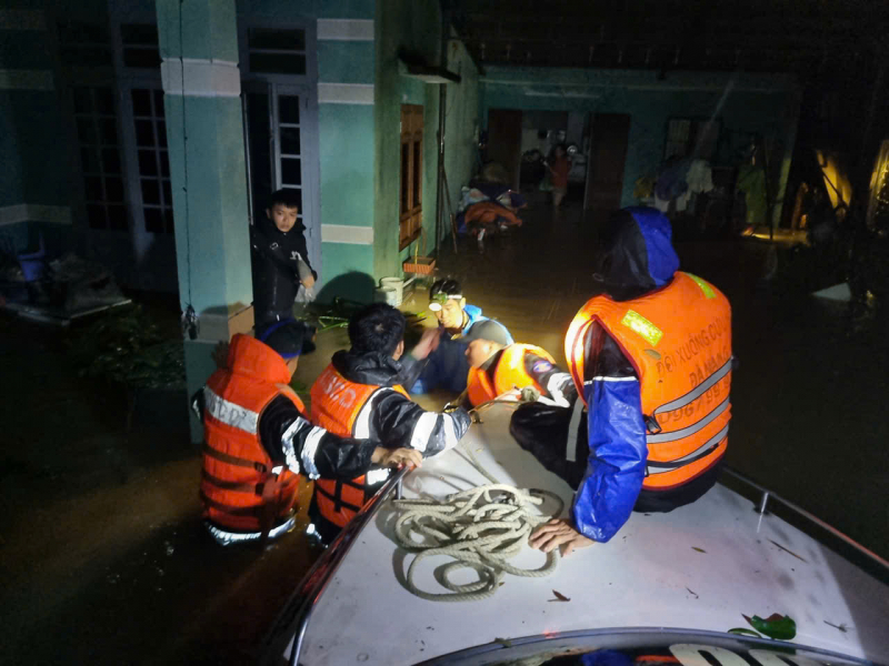 Đà Nẵng căng mình trong lũ, 6 người chết, 4 người mất tích, hàng chục nghìn hộ ngập sâu -1