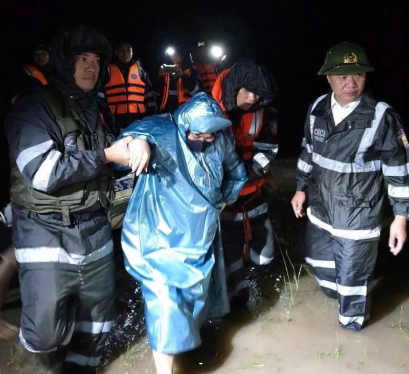 Đà Nẵng căng mình trong lũ, 6 người chết, 4 người mất tích, hàng chục nghìn hộ ngập sâu -0