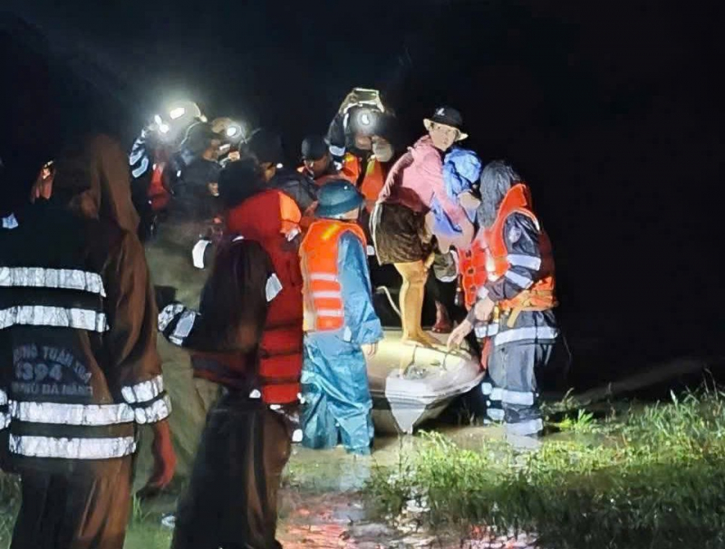 Đà Nẵng căng mình trong lũ, 6 người chết, 4 người mất tích, hàng chục nghìn hộ ngập sâu -1