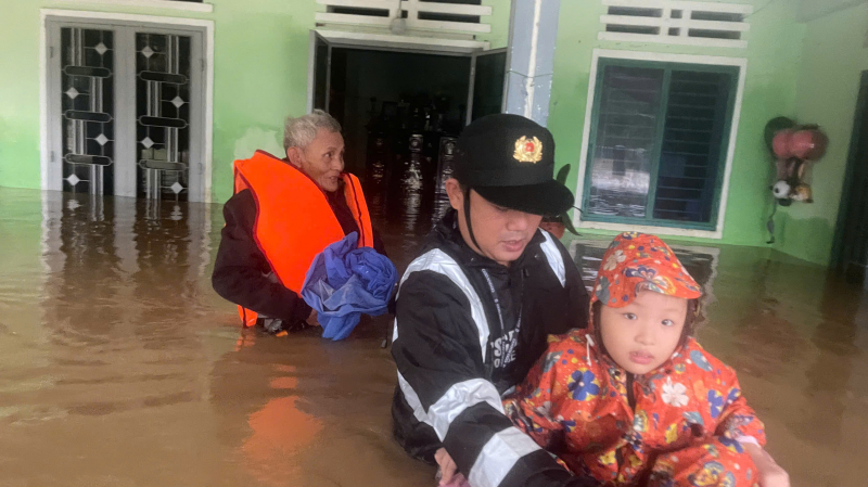 Đà Nẵng căng mình trong lũ, 6 người chết, 4 người mất tích, hàng chục nghìn hộ ngập sâu -2