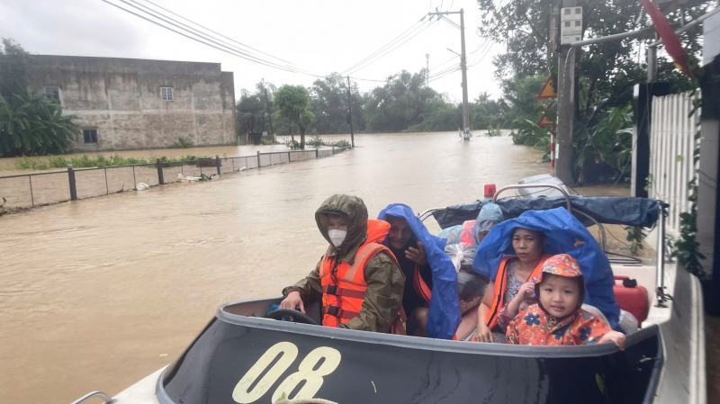 Đà Nẵng căng mình trong lũ, 6 người chết, 4 người mất tích, hàng chục nghìn hộ ngập sâu -3