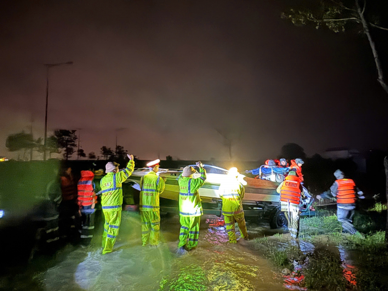Đà Nẵng căng mình trong lũ, 6 người chết, 4 người mất tích, hàng chục nghìn hộ ngập sâu -0