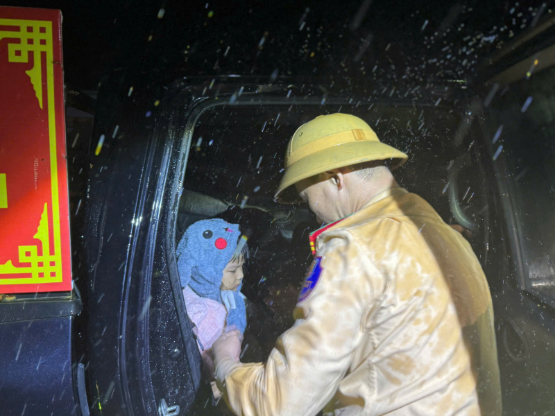 Đà Nẵng căng mình trong lũ, 6 người chết, 4 người mất tích, hàng chục nghìn hộ ngập sâu -2