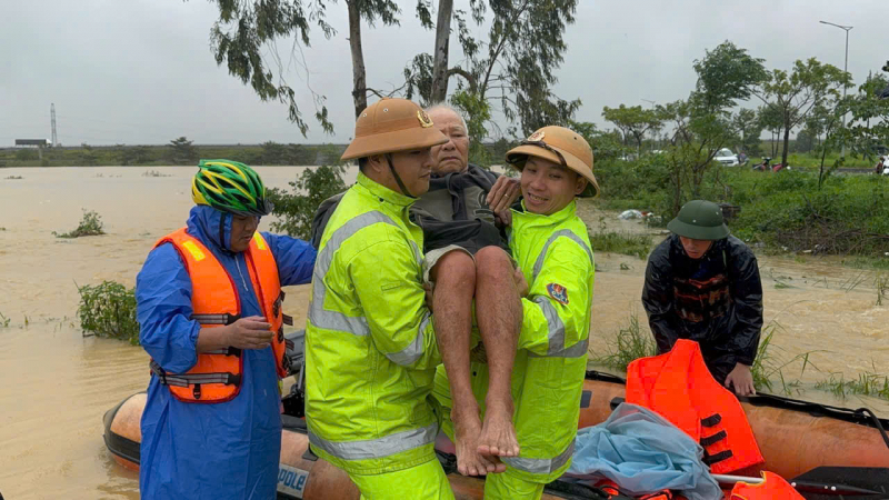 Đà Nẵng căng mình trong lũ, 6 người chết, 4 người mất tích, hàng chục nghìn hộ ngập sâu -0