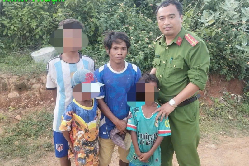 3 रागलाई किशोर मज़ाक करने और पत्थर फेंकने के लिए राजमार्ग के बीच में चले गए -0