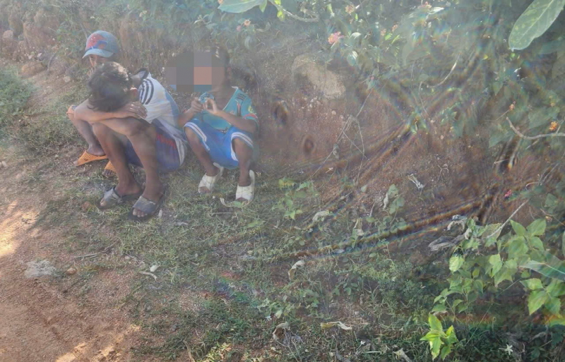 3 रागलाई किशोर मज़ाक करने और पत्थर फेंकने के लिए राजमार्ग के बीच में चले गए -0