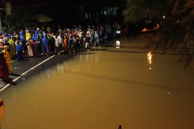 Lật ghe tại khu vực chợ cá Thanh Hà (Hội An): Nhiều người gặp nạn, công tác cứu hộ đang khẩn trương -1