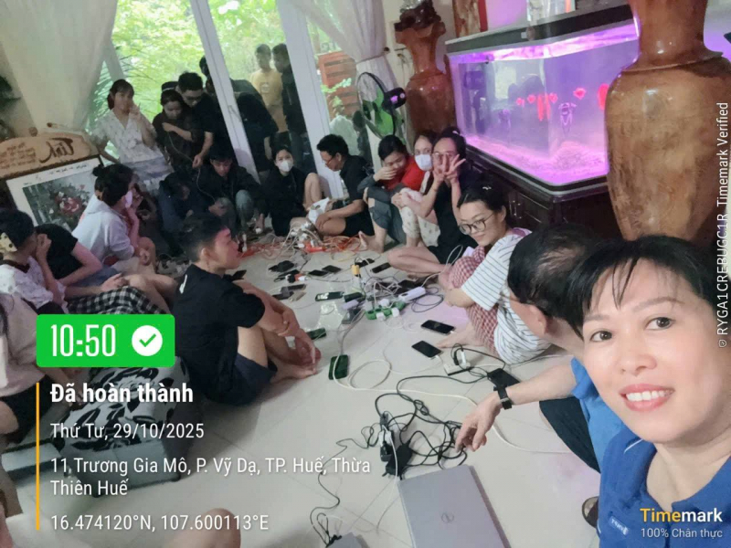 “Sóng xanh” vượt lũ, đem bình an tới bà con miền Trung -0