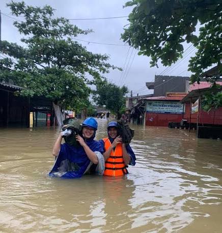 “Sóng xanh” vượt lũ, đem bình an tới bà con miền Trung -0