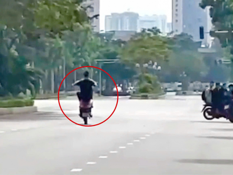 Cho con trai mượn xe máy