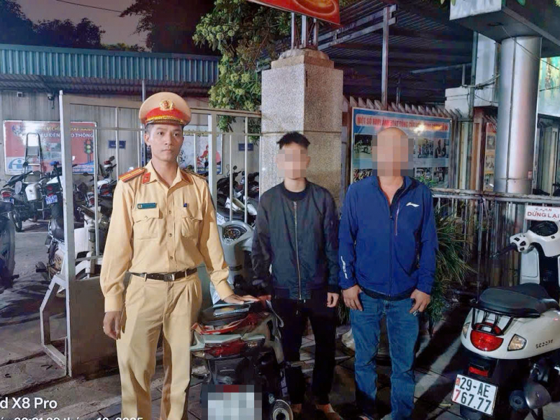 Cho con trai mượn xe máy