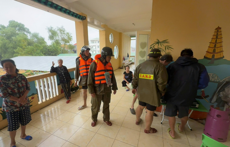 Công an TP Huế -  điểm tựa vững chắc giúp người dân vượt qua thiên tai -1