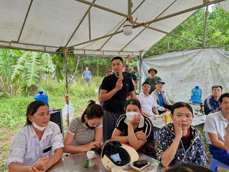 Hơn 1.000 con lợn chết cháy chưa được xử lý, người dân dựng lán phản đối vì mùi hôi thối -0