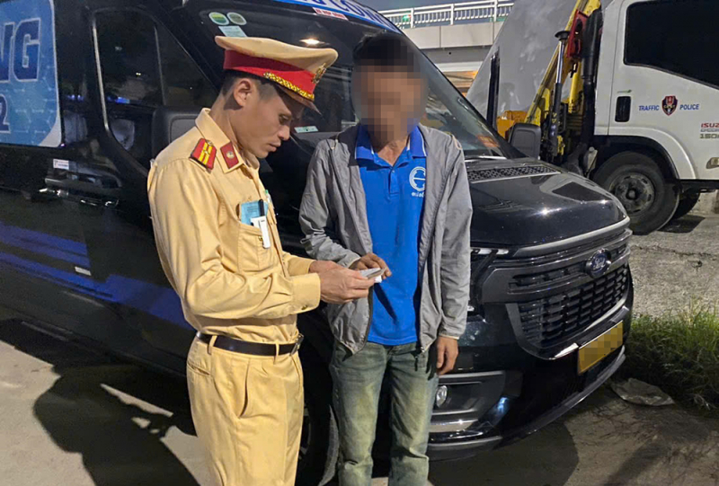 CSGT phát hiện tài xế Limousine dương tính ma túy vẫn lái xe đi đón khách -0