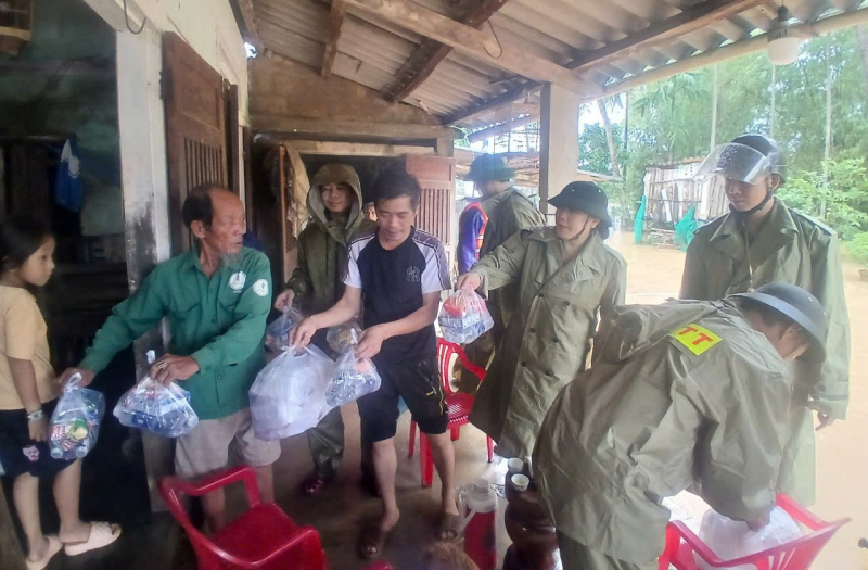 Công an TP Huế -  điểm tựa vững chắc giúp người dân vượt qua thiên tai -0