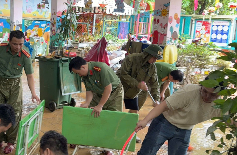 Công an TP Huế -  điểm tựa vững chắc giúp người dân vượt qua thiên tai -0