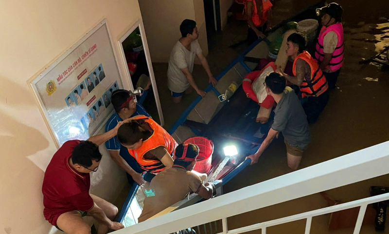 बाढ़ ने ऐतिहासिक मील का पत्थर पार किया, पुलिस ने लोगों को बचाने के लिए जंगलों और बाढ़ को पार किया -0