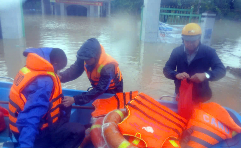 बाढ़ ने ऐतिहासिक मील का पत्थर पार किया, पुलिस ने लोगों को बचाने के लिए जंगलों और बाढ़ को पार किया -0