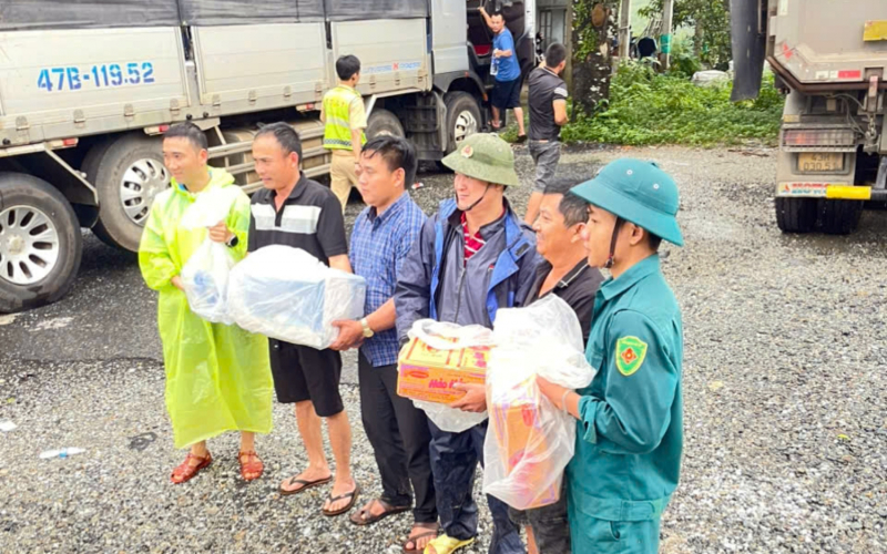 बाढ़ ने ऐतिहासिक मील का पत्थर पार किया, पुलिस ने लोगों को बचाने के लिए जंगलों और बाढ़ को पार किया -0