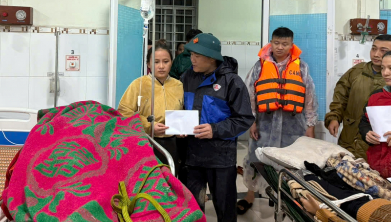 बाढ़ ने ऐतिहासिक मील का पत्थर पार किया, पुलिस ने लोगों को बचाने के लिए जंगलों और बाढ़ को पार किया -0