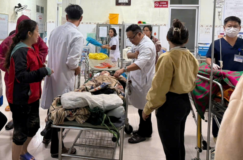 बाढ़ ने ऐतिहासिक मील का पत्थर पार किया, पुलिस ने लोगों को बचाने के लिए जंगलों और बाढ़ को पार किया -0