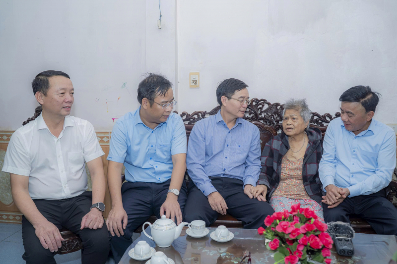 Thường trực Ban Bí thư Trần Cẩm Tú thăm, kiểm tra công tác ứng phó và khắc phục hậu quả mưa lũ tại Huế -0