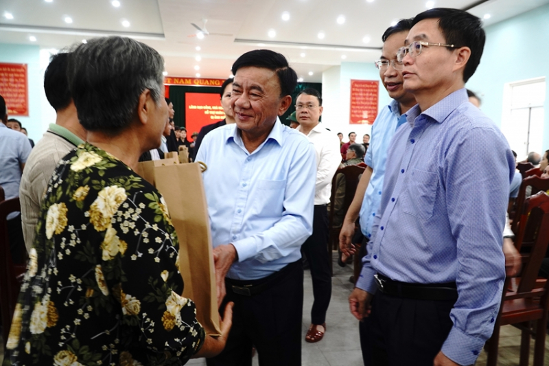 Thường trực Ban Bí thư Trần Cẩm Tú thăm, kiểm tra công tác ứng phó và khắc phục hậu quả mưa lũ tại Huế -0