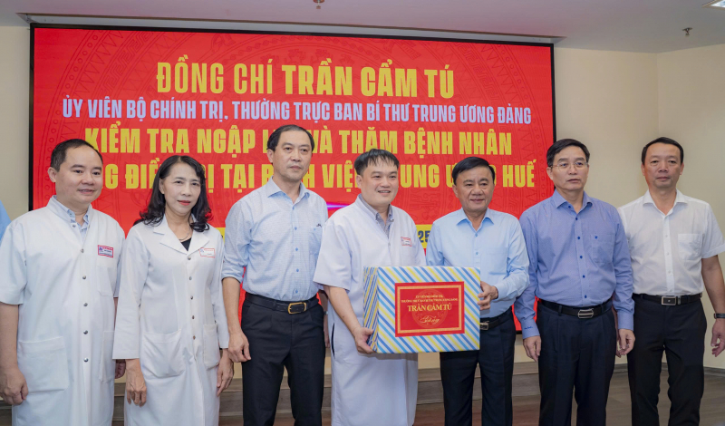 Thường trực Ban Bí thư Trần Cẩm Tú thăm, kiểm tra công tác ứng phó và khắc phục hậu quả mưa lũ tại Huế -0
