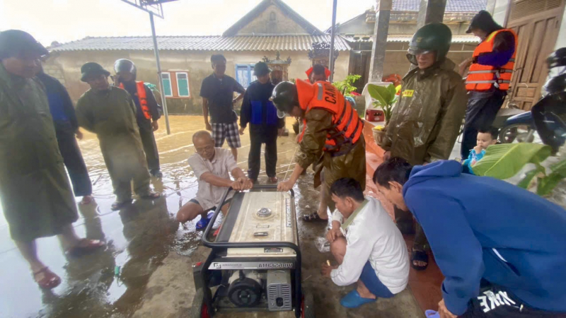 Polis i kommun och distrikt i Hue City placerar ut laddningsstationer för mobiltelefoner mitt i översvämningsdrabbade områden -0