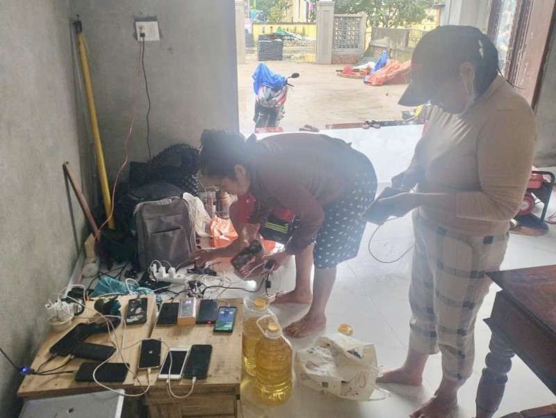 Polis i kommun och distrikt i Hue City placerar ut laddningsstationer för mobiltelefoner mitt i översvämningsdrabbade områden -1