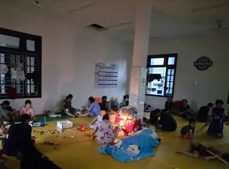 Polis i kommun och distrikt i Hue City placerar ut laddningsstationer för mobiltelefoner mitt i översvämningsdrabbade områden -0