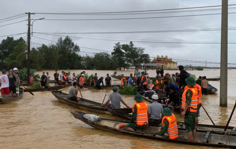 Tìm thấy thi thể 2 cha con mất tích trong lũ ở Huế -0