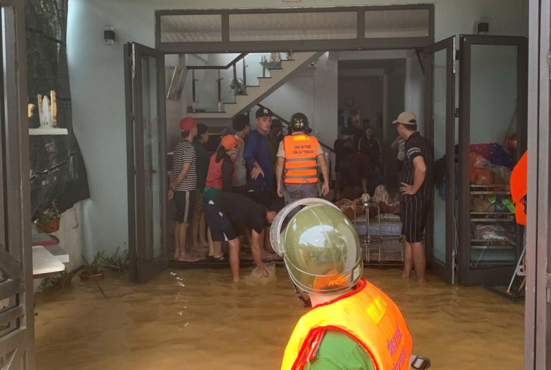 Tìm thấy thi thể 2 cha con mất tích trong lũ ở Huế -0