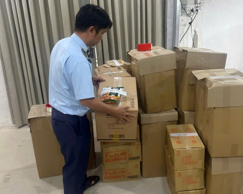 TP Hồ Chí Minh: Phát hiện hơn 1.000 sản phẩm thực phẩm “ba không” tại một điểm kinh doanh -1