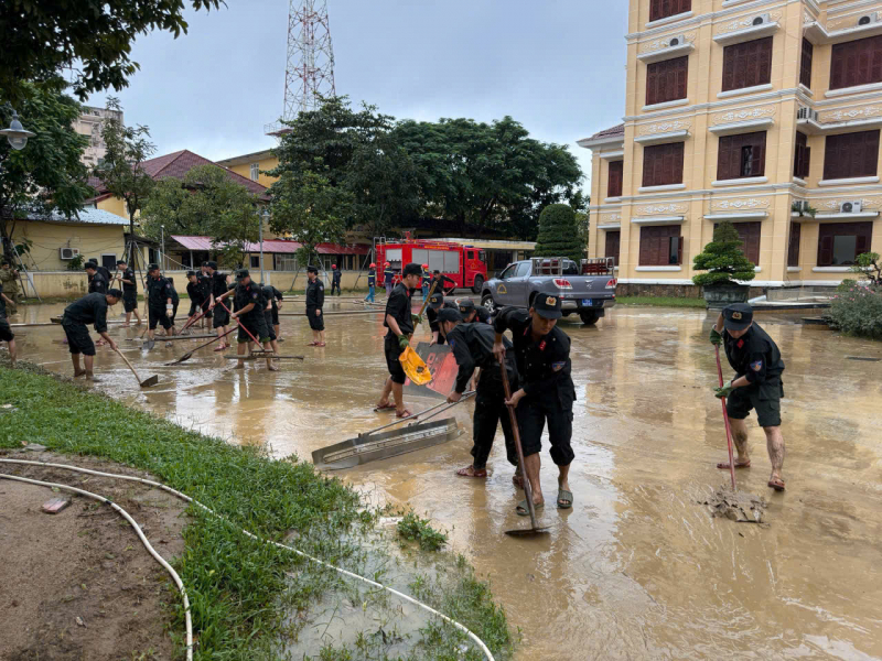 Công an TP Huế dồn toàn lực “chia lửa” cùng cơ sở khắc phục hậu quả mưa lũ -1
